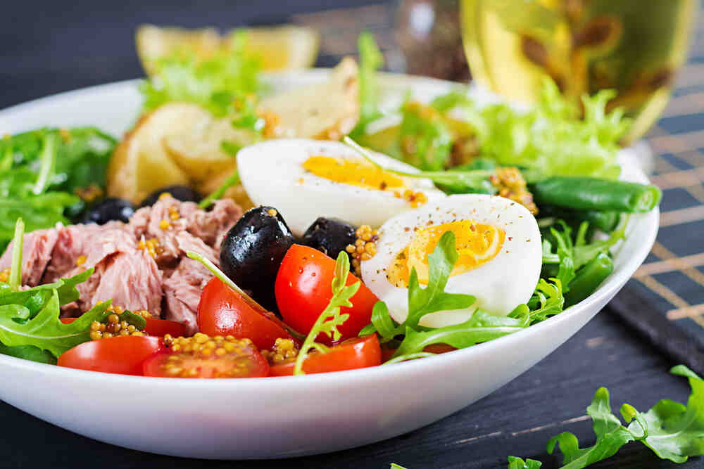 Protein ve yeşillik dolu bir salata tabağı