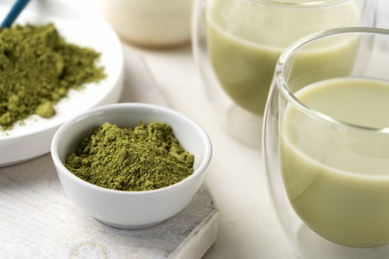 Matcha çayı toz hali ve içecek hali